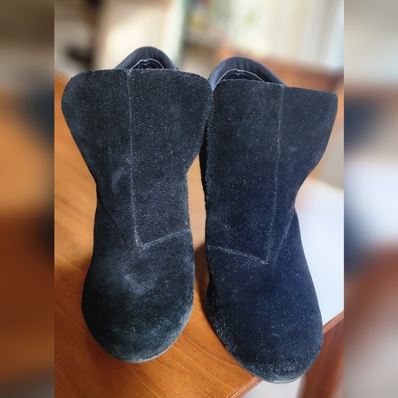 REACTION: Kenneth Cole suede ankle boot. Size 9US. - Picture 3 of 7